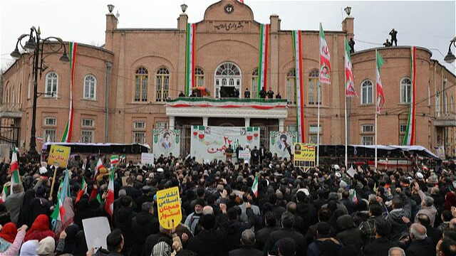 شوق حضور مردم ارومیه در راهپیمایی 22 بهمن زیر باران