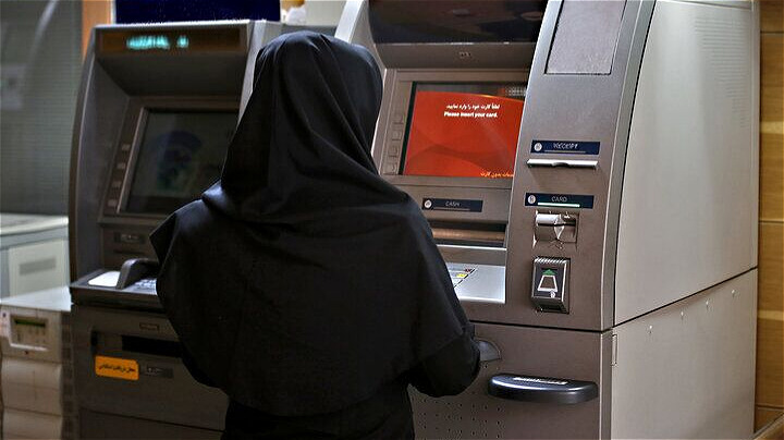 شهروندان اروميه  در جست‌وجوي پول نقد در عابربانک‌ها